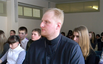 Священник Сергий Башкиров в гимназии № 3