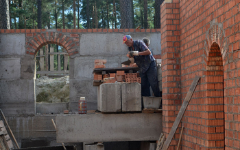 Продолжается строительство храма в Лядищах