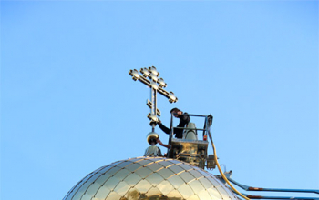 В храме Рождества Христова установлен новый купол с крестом