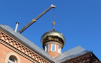 В храме Рождества Христова установлен новый купол с крестом