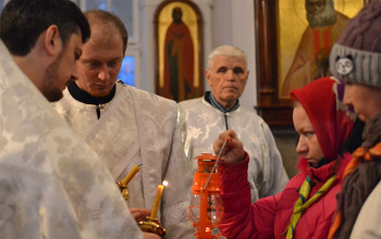 Благодатный огонь доставлен в храм Рождества Христова