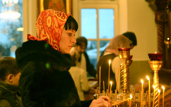 Благодатный огонь доставлен в храм Рождества Христова
