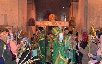 В Вербное Воскресение владыка Вениамин совершил первую Литургию в Свято-Воскресенском соборе г.Борисова