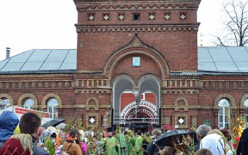 В Вербное Воскресение владыка Вениамин совершил первую Литургию в Свято-Воскресенском соборе г.Борисова