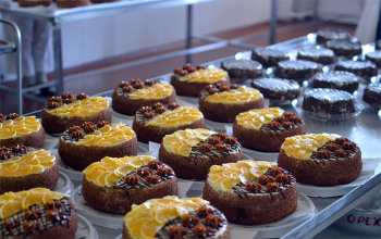 Пасха 2013: Протоиерей Георгий Тюхлов освятил на хлебозаводе пасхальные куличи