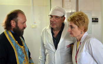 Пасха 2013: Протоиерей Георгий Тюхлов освятил на хлебозаводе пасхальные куличи