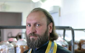 Пасха 2013: Протоиерей Георгий Тюхлов освятил на хлебозаводе пасхальные куличи