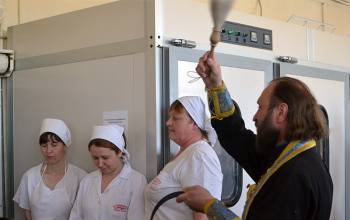 Пасха 2013: Протоиерей Георгий Тюхлов освятил на хлебозаводе пасхальные куличи