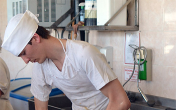 Пасха 2013: Протоиерей Георгий Тюхлов освятил на хлебозаводе пасхальные куличи