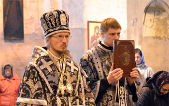 Епископ Борисовский Вениамин совершил Литургию в Свято-Воскресенском кафедральном соборе