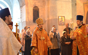 Пасха 2013: Епископ Вениамин возглавил Великую вечерню в Свято-Воскресенском соборе 