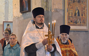 Пасха 2013: Епископ Вениамин возглавил Великую вечерню в Свято-Воскресенском соборе 