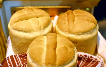 Пасха 2013: Епископ Вениамин возглавил Великую вечерню в Свято-Воскресенском соборе 