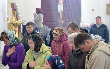 В Великую Среду епископ Борисовский Вениамин возглавил Литургию в Свято-Воскресенском соборе Борисова