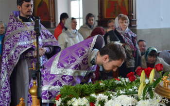 Вечерня Великой Пятницы с выносом Святой Плащаницы в храме Рождества Христова
