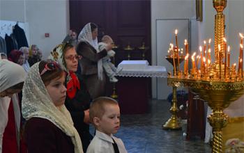 Епископ Борисовский Вениамин в понедельник Светлой седмицы возглавил Божественную литургию в Свято-Воскресенском соборе
