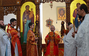 Епископ Борисовский Вениамин в понедельник Светлой седмицы возглавил Божественную литургию в Свято-Воскресенском соборе