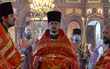 В Светлый четверг Епископ Борисовский Вениамин совершил Литургию в храме Рождества Христова