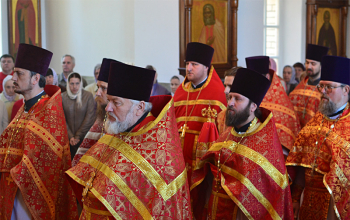 В Светлый четверг Епископ Борисовский Вениамин совершил Литургию в храме Рождества Христова