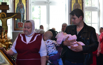 В Светлый четверг Епископ Борисовский Вениамин совершил Литургию в храме Рождества Христова