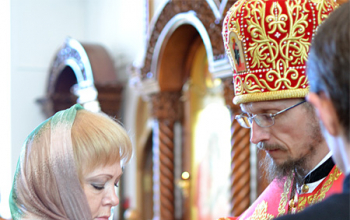 В Светлый четверг Епископ Борисовский Вениамин совершил Литургию в храме Рождества Христова