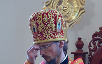 Епископ Борисовский Вениамин совершил вечернее богослужение в Свято-Воскресенском кафедральном соборе