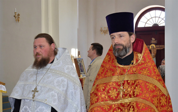 Епископ Борисовский Вениамин совершил вечернее богослужение в Свято-Воскресенском кафедральном соборе