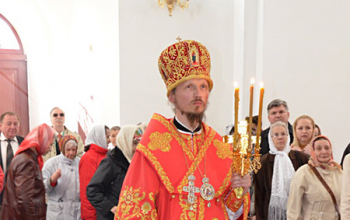 Епископ Борисовский Вениамин совершил вечернее богослужение в Свято-Воскресенском кафедральном соборе