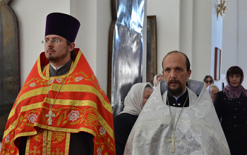 Епископ Борисовский Вениамин совершил вечернее богослужение в Свято-Воскресенском кафедральном соборе