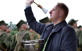 Священник Сергий Башкиров на принятии присяги в 72 ОУЦ