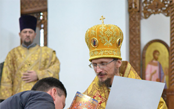 Епископ Вениамин освятил колокол, отлитый к 140-летию Свято-Воскресенского собора