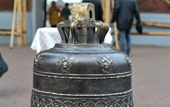 Епископ Вениамин освятил колокол, отлитый к 140-летию Свято-Воскресенского собора