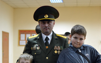 Дети из воскресной школы на экскурсии в воинской части