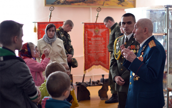 Дети из воскресной школы на экскурсии в воинской части