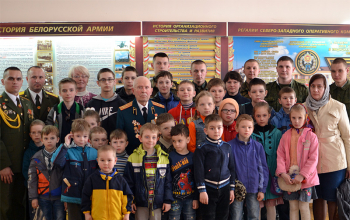 Дети из воскресной школы на экскурсии в воинской части