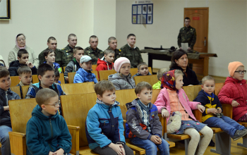 Дети из воскресной школы на экскурсии в воинской части