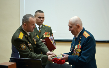 Дети из воскресной школы на экскурсии в воинской части