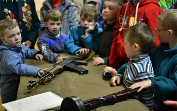 Дети из воскресной школы на экскурсии в воинской части