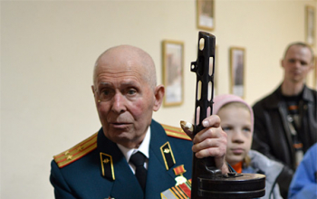 Дети из воскресной школы на экскурсии в воинской части