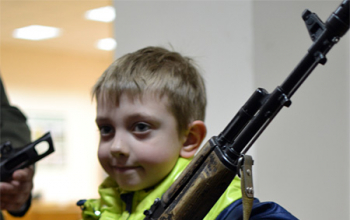 Дети из воскресной школы на экскурсии в воинской части