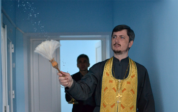 Протоиерей Александр Вербило освятил отремонтированное неврологическое отделение районной больницы