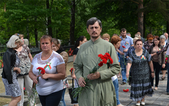Возложение цветов к памятникам воинов-освободителей