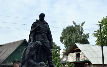 Возложение цветов к памятникам воинов-освободителей