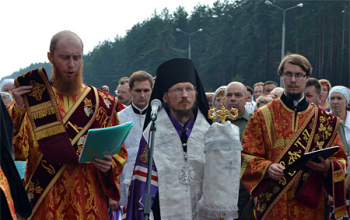 В Борисове установлен и освящен поклонный крест