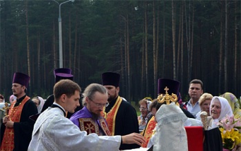 В Борисове установлен и освящен поклонный крест