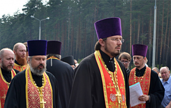 В Борисове установлен и освящен поклонный крест