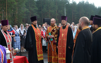 В Борисове установлен и освящен поклонный крест