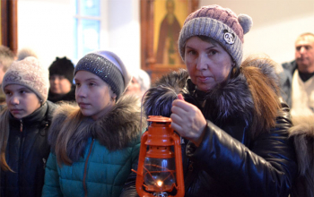 Белорусcкие гайды доставили в храм Рождества Христова благодатный огонь