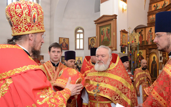 Пасха 2016: Во вторник Светлой недели епископ Вениамин возглавил богослужение в храме Димитрия Донского