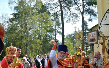 Пасха 2016: Во вторник Светлой недели епископ Вениамин возглавил богослужение в храме Димитрия Донского